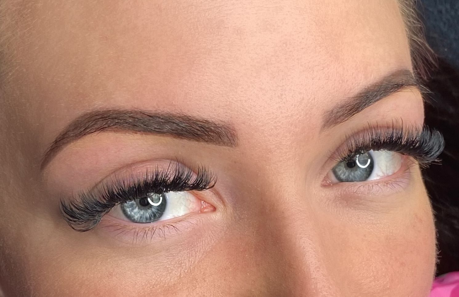 Wenkbrauwen en wimpers, blauw oog