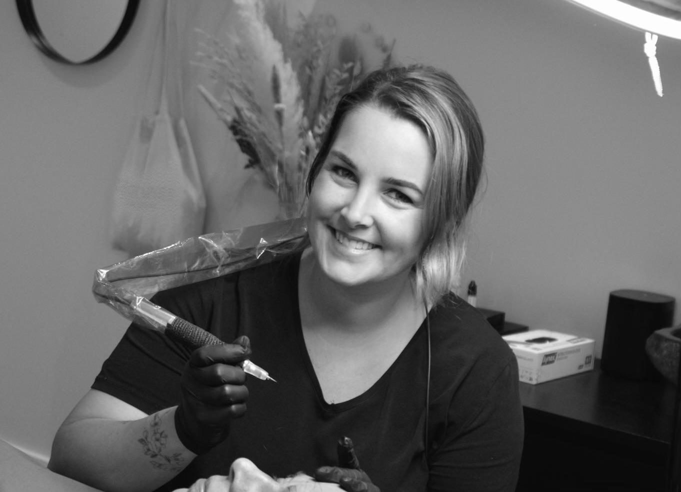 Ilse aan het werk met de PMU-pen, zwart-wit